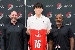 选中杨瀚森&买断艾顿！拓媒：克罗宁现在就是年度最佳高管